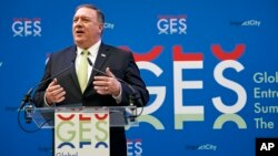  AQSh Davlat kotibi Mayk Pompeo Tadbirkorlik bo’yicha global sammitda nutq so'zlamoqda. Gaaga, Gollandiya.