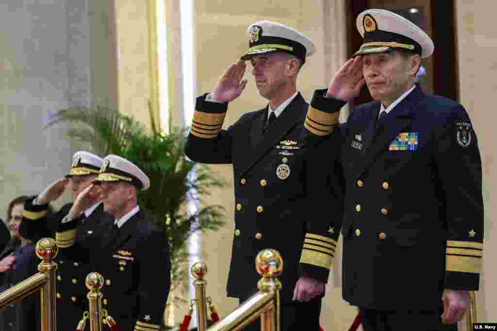 美国海军作战部长约翰&middot;理查森和中国海军司令沈金龙在北京的欢迎仪式上敬礼（美国海军照片）。美国海军没有司令员或参谋长，地位最高的海军军官是海军作战部长（Chief of Naval Operations），他是美军参谋长联席会议中代表海军的成员。
