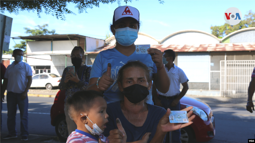 Estos votantes nicaragüenses asistieron a las urnas acompañados de sus hijos.