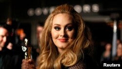 Adele tại buổi tiệc Governors Ball trong khuôn khổ lễ trao giải thưởng phim của Viện Hàn Lâm Mỹ lần thứ 85 tại Hollywood, California.