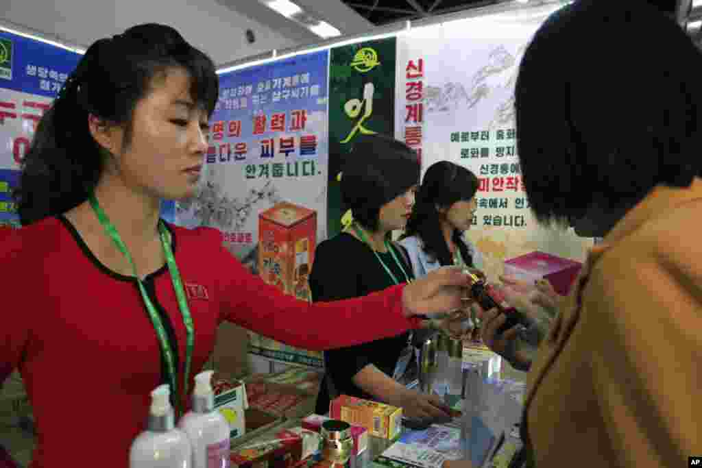 평양 3대혁명전시관에서 열린 13회 가을철 국제상품전람회에서 북한 주민들이 전시 제품을 살펴보고 있다.