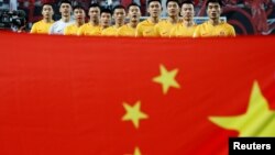 中国足球队2016年1月9日在首尔2018世界杯预赛期间与韩国队开赛前唱国歌。