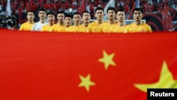 中國國家足球運動員在世界杯預選賽中高唱國歌。