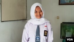 Tania, siswi SMA 4 Solo berseragam sekolah saat ditemui di sekitar kompleks sekolahnya, Selasa (12/3). (VOA/Yudha)