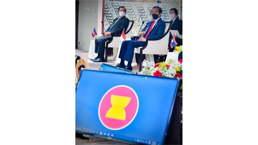 Presiden Jokowi beserta pemimpin dan perwakilan dari negara-negara ASEAN membahas situasi Myanmar di Gedung Sekretariat ASEAN di Jakarta, Sabtu (24/3). (Foto: Courtesy/(Biro Pers)