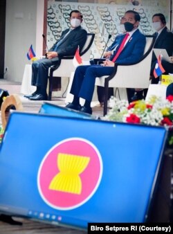 Presiden Jokowi beserta pemimpin dan perwakilan dari negara-negara ASEAN membahas situasi Myanmar di Gedung Sekretariat ASEAN di Jakarta, Sabtu (24/3). (Foto: Courtesy/(Biro Pers)