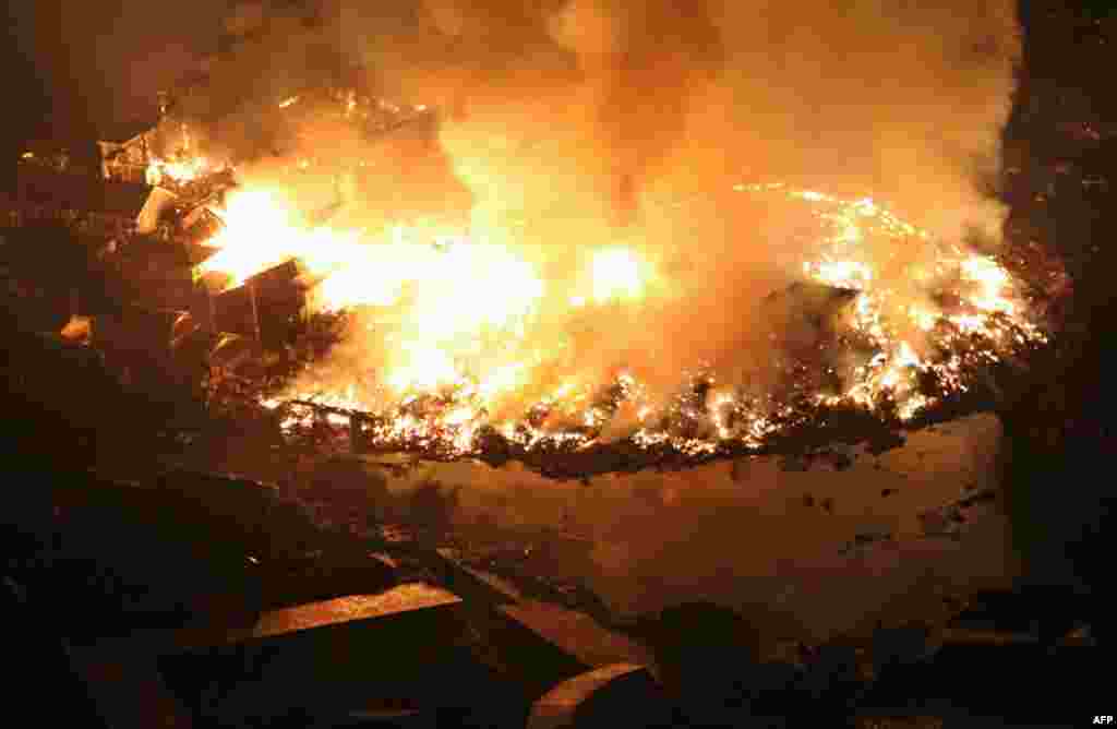 В японском городе Натори в префектуре Мияга на северо-востоке Японии горят жилые дома. 11 марта 2011 года