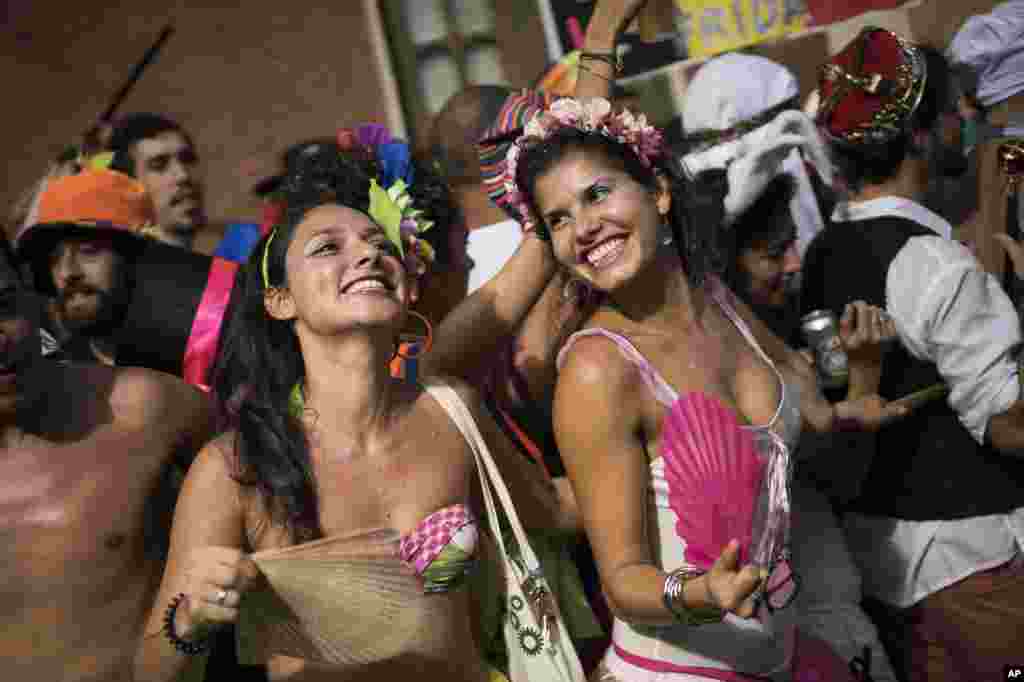 Já é comum ver as danças na rua e as roupas de carnaval pelas grandes cidades.