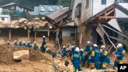 Para petugas penyelamat dikerahkan di Hiroshima, Jepang untuk mencari para korban hari Senin (9/7).