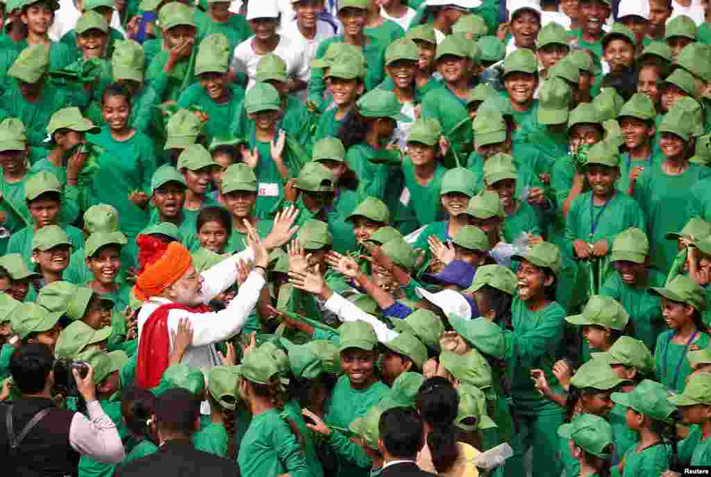 Hindistan&rsquo;ın bağımsızlık gününde yaptığı konuşmasının ardından başkent Yeni Delhi&rsquo;deki Kızıl Kale&rsquo;de düzenlenen törenlere öğrencilerle katılan Başbakan Narendra Mori.&nbsp;