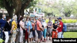 Ảnh tư liệu - Một tour du lịch khám phá Hà Nội. Photo Phunu Online.