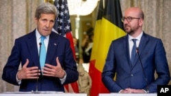 Ngoại trưởng MỹJohn Kerry (trái) và Thủ tướng Bỉ Charles Michel đưa ra thông báo chung tại Brussels, Bỉ, ngày 25/3/2016. 