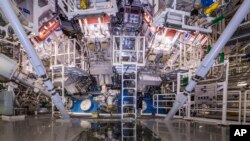 Ova slika koju je osigurao National Ignition Facility u Nacionalnom laboratoriju Lawrence Livermore prikazuje NIF Target Bay u Livermoreu, Kalifornija (Damien Jemison/Nacionalni laboratorij Lawrence Livermore putem AP-a)