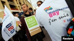 Des supporters du mariage gay devant la mairie de Marseille le 23 avril 2013, après l'adoption par le parlement de la loi autorisant le mariage homosexuel en France