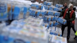 Sejumlah relawan membagikan air minum kemasan kepada warga di Flint, Michigan, pada 5 Maret 2016, menyusul krisis air yang melanda wilayah tersebut akibat kontaminasi timbal. (Foto: Reuters/Jim Young)