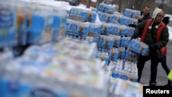 Sejumlah relawan membagikan air minum kemasan kepada warga di Flint, Michigan, pada 5 Maret 2016, menyusul krisis air yang melanda wilayah tersebut akibat kontaminasi timbal. (Foto: Reuters/Jim Young)