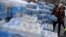 Sejumlah relawan membagikan air minum kemasan kepada warga di Flint, Michigan, pada 5 Maret 2016, menyusul krisis air yang melanda wilayah tersebut akibat kontaminasi timbal. (Foto: Reuters/Jim Young)