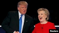 هیلاری کلینتون (راست) و دونالد ترامپ پس از پایان نخستین مناظره تلویزیونی خود در نیویورک - ۲۶ سپتامبر ۲۰۱۶