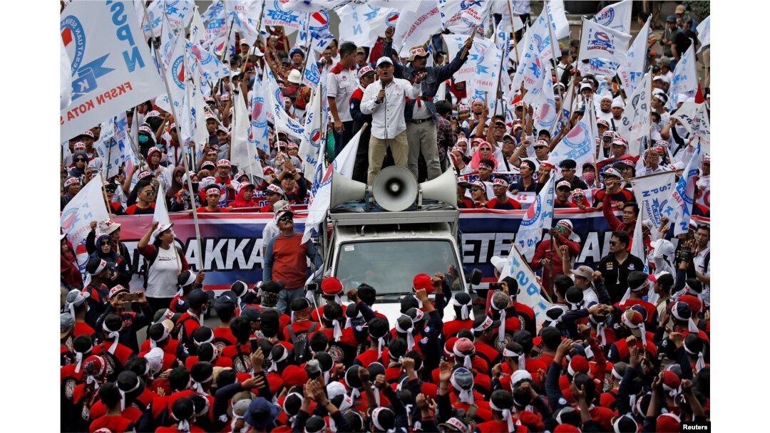 Ribuan buruh dari berbagai organisasi menggelar aksi di dekat Monas, Jakarta Pusat memperingati Hari Buruh Internasional, Rabu 1 Mei 2019.