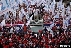 Ribuan buruh dari berbagai organisasi menggelar aksi di dekat Monas, Jakarta Pusat memperingati Hari Buruh Internasional, Rabu 1 Mei 2019.