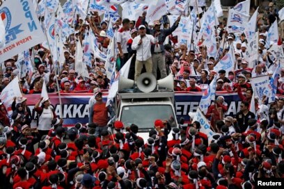 Ribuan buruh dari berbagai organisasi menggelar aksi di dekat Monas, Jakarta Pusat memperingati Hari Buruh Internasional, Rabu 1 Mei 2019.