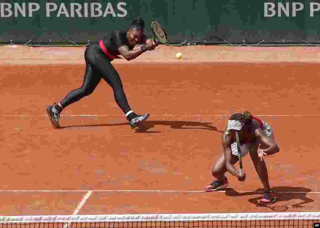 Venus, right, and Serena Williams of the U.S. return a shot against Japan&#39;s Shuko Aoyama and Miyu Kato during their first round match of the French Open tennis tournament at the Roland Garros stadium in Paris, France.