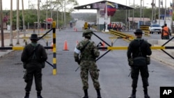 Polisi dan tentara Kolombia berpatroli di perbatasan antara Kolombia dan Venezuela, di Paraguachon, Kolombia, 9 September 2015. (Foto: dok). 