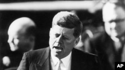 FILE - Rais John F. Kennedy akihutubia taifa baada ya kuapishwa mwaka 1961.