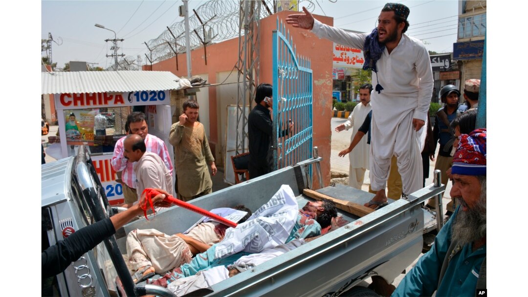 Volunteers rush injured persons to a hospital in Pakistan's southwestern city of Quetta, July 25, 2018, after a suicide bomber struck outside a crowded polling station.