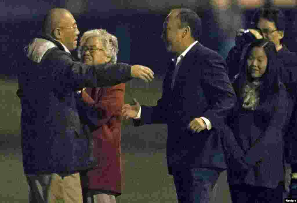 Kenneth Bae (kiri) bertemu kembali dengan keluarganya di markas gabungan angkatan udara AS di&nbsp;Fort Lewis, Washington (8/11).&nbsp;(Reuters/David Ryder) 