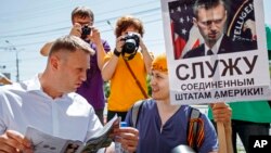 Алексей Навальный (слева), разговаривает с активистами национально-освободительного движения. Россия, Новосибирск, 7 июня 2015.