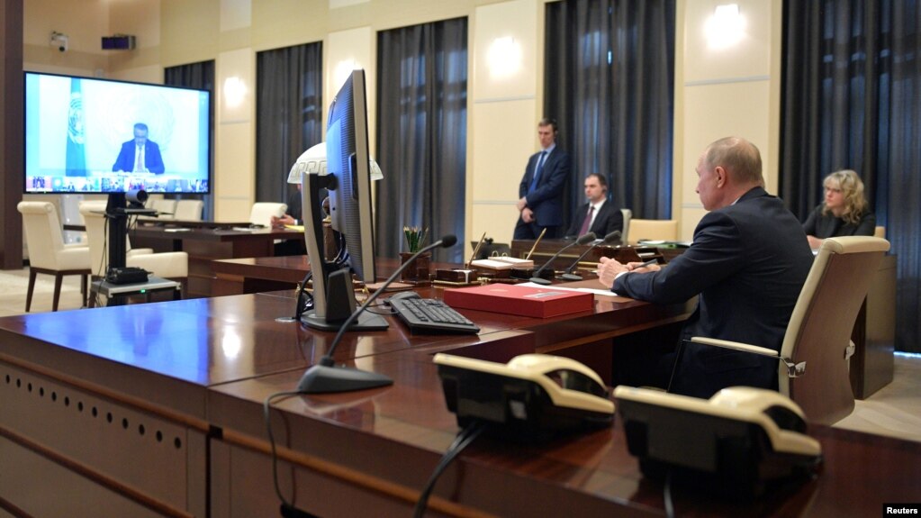 Кремль отменил режим удалённой работы для сотрудников. На ней останется только Путин