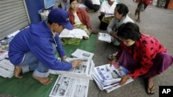 မြန်မာ့သတင်းစာ၊ ဂျာနယ် လက်ကားဈေးကွက်တွင် စာစောင်များကို ထုတ်ယူနေကြစဉ်။