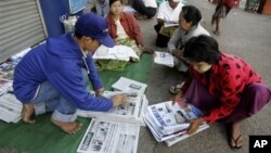 ျမန္မာ့သတင္းစာ၊ ဂ်ာနယ္ လက္ကားေစ်းကြက္တြင္ စာေစာင္မ်ားကို ထုတ္ယူေနၾကစဥ္။