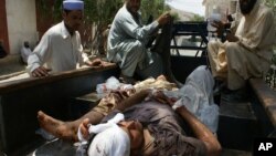 2012年6月16日巴基斯坦同阿富汗接壤的兰迪科塔村村民帮助救助该地区一家遭受炸弹攻击医院里受到伤害的人民