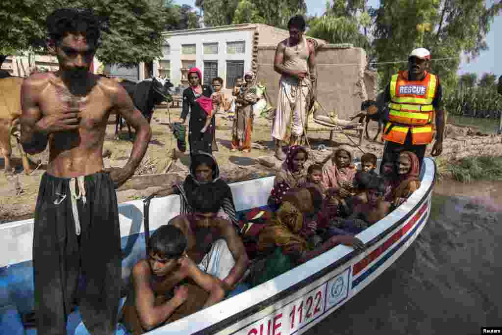 صوبائی حکام کے مطابق پنجاب کے مختلف اضلاع سے ایک لاکھ چالیس ہزار افراد کو محفوظ مقامات پر منتقل کیا جا چکا ہے۔