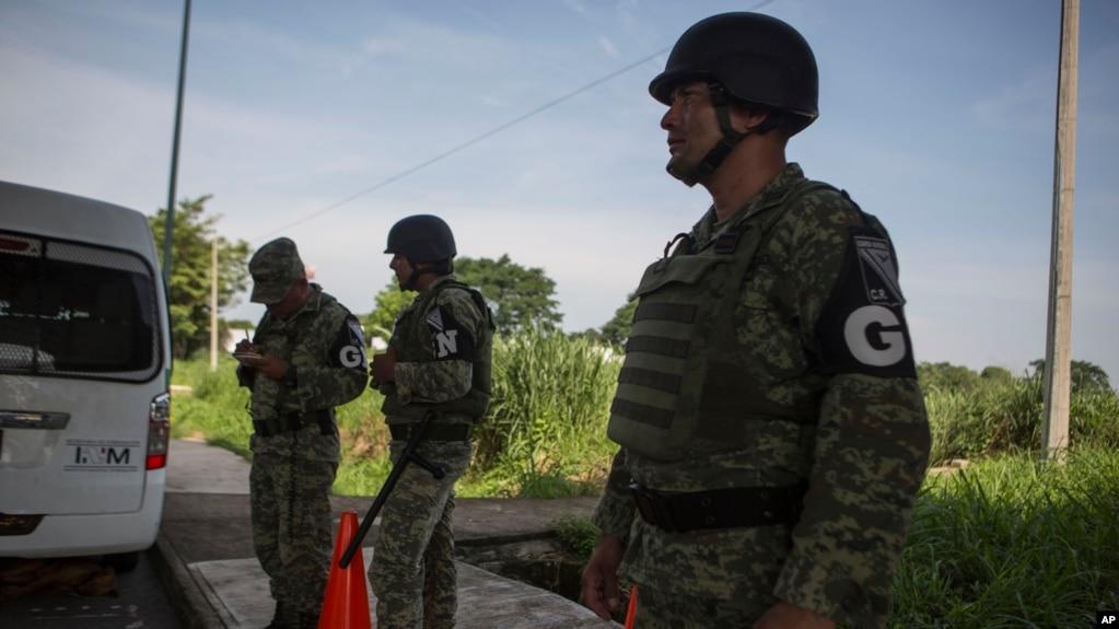 Los datos del gobierno estadounidense muestran que hubo 104.344 detenciones en la frontera el mes pasado, una considerable disminución de las 144.278 que hubo en mayo.