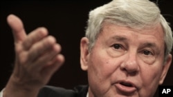 Mantan Senator dari Florida, Bob Graham saat memberikan kesaksian di Capitol Hill, Washington DC (Foto: dok).