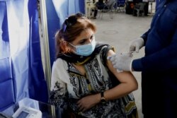 A resident receives a dose of a coronavirus disease (COVID-19) vaccine, at a vaccination center in Karachi, Pakistan April 2, 2021. REUTERS/Akhtar Soomro
