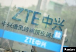 14일 중국 저장성 항저우의 서비스 센터에서 ZTE의 로고가 보인다.