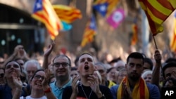 Protesters shout slogans during a rally outside the Catalan parliament in Barcelona, Spain, Friday, Oct. 27, 2017. (AP Photo/ Emilio Morenatti)