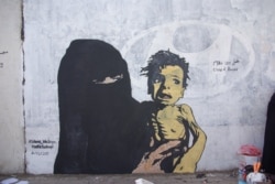Seniman Yaman Haifa Subay melukis mural bergambar seorang anak Yaman yang tinggal tulang akibat malnutrisi karena perang yang berkepanjangan (foto: ilustrasi).