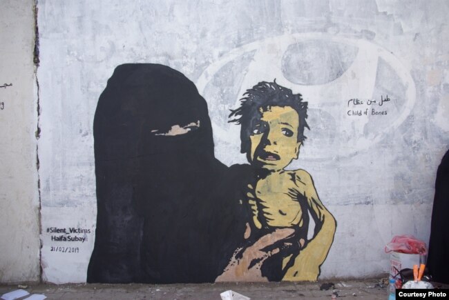 Seniman Yaman Haifa Subay melukis mural bergambar seorang anak Yaman yang tinggal tulang akibat malnutrisi karena perang yang berkepanjangan (foto: ilustrasi).