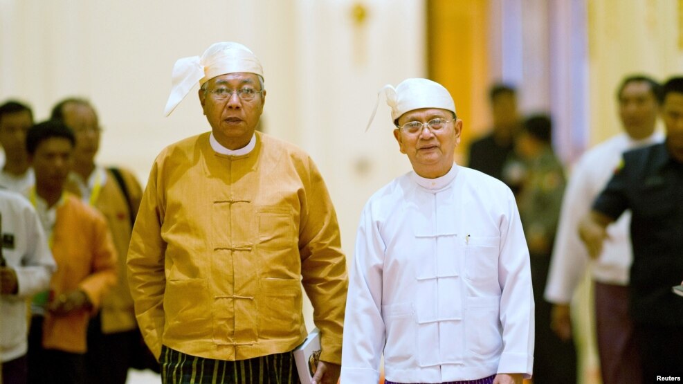 အစိုးရအာဏာလႊဲေျပာင္းျခင္းအခမ္းအနား၊ သမၼတသစ္ ဦးထင္ေက်ာ္နဲ႔ သမၼတေဟာင္း ဦးသိန္းစိန္။(မတ္၊၃၀၊၂၀၁၆)