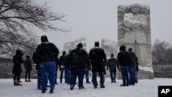 Warga mengunjungi patung peringatan tokoh hak-hak sipil AS, Martin Luther King Jr. di Washington DC (foto: ilustrasi). 