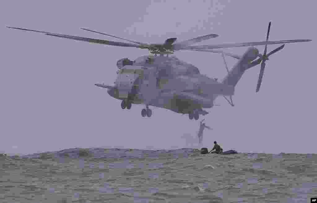 Marinir Filipina dan Korps Marinir Amerika dari Kelompok Siaga Amfibi&nbsp; BOXER Unit Ekspedisi Kelautan ke-13 yang berbasis di Okinawa, Jepang, terjun dari sebuah helikopter CH-53 Super Stallion dalam latihan militer gabungan Pendaratan Amfibi Filipina-Amerika di Ternate, Provinsi Cavite, Filipina Selatan.