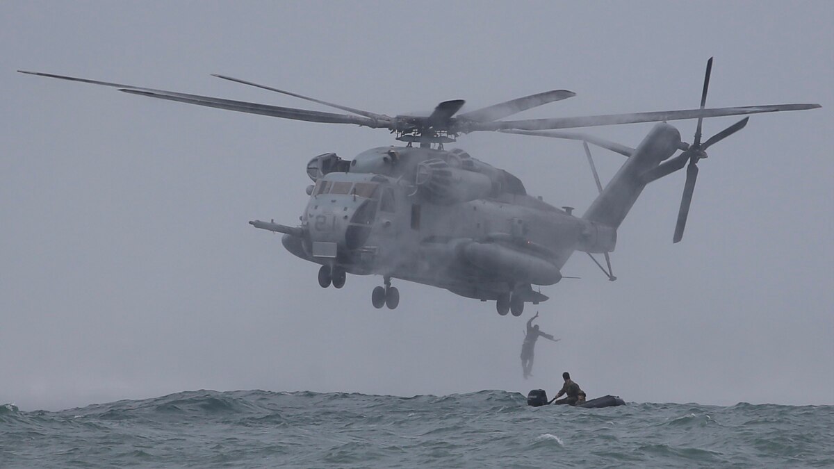 12 Marines, 2 Helicopters Still Missing in Crash Off Hawaii Coast