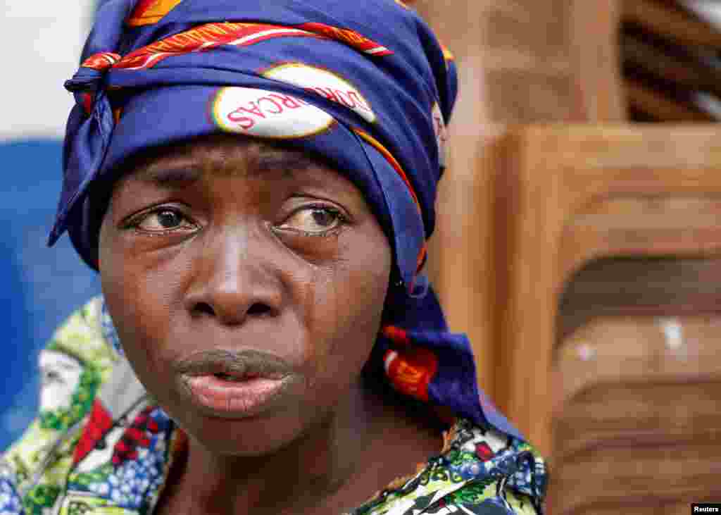 콩고민주공화국 수도 킨샤사에서 정부군 병력이 야당인 &#39;민주사회진보연합(UDPS)&#39; 당사를 불태운 직후, 사건 당시 목숨을 잃은 관계자의 아내가 눈물을 흘리고 있다.