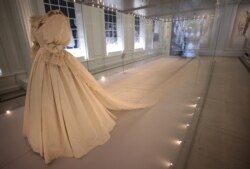 Gaun pengantin yang dikenakan Diana, Princess of Wales terlihat dipajang di Istana Kensington di London, Inggris, 7 Juni 2021. (Foto: REUTERS/Hannah McKay)