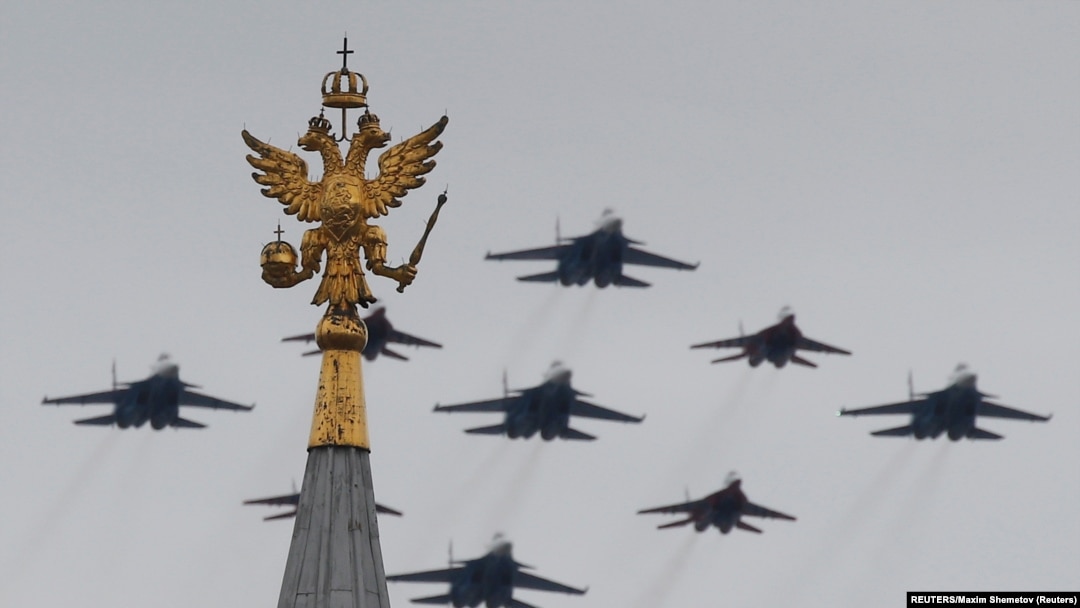 Эпизод воздушного парада по случаю Дня Победы (архивное фото) 